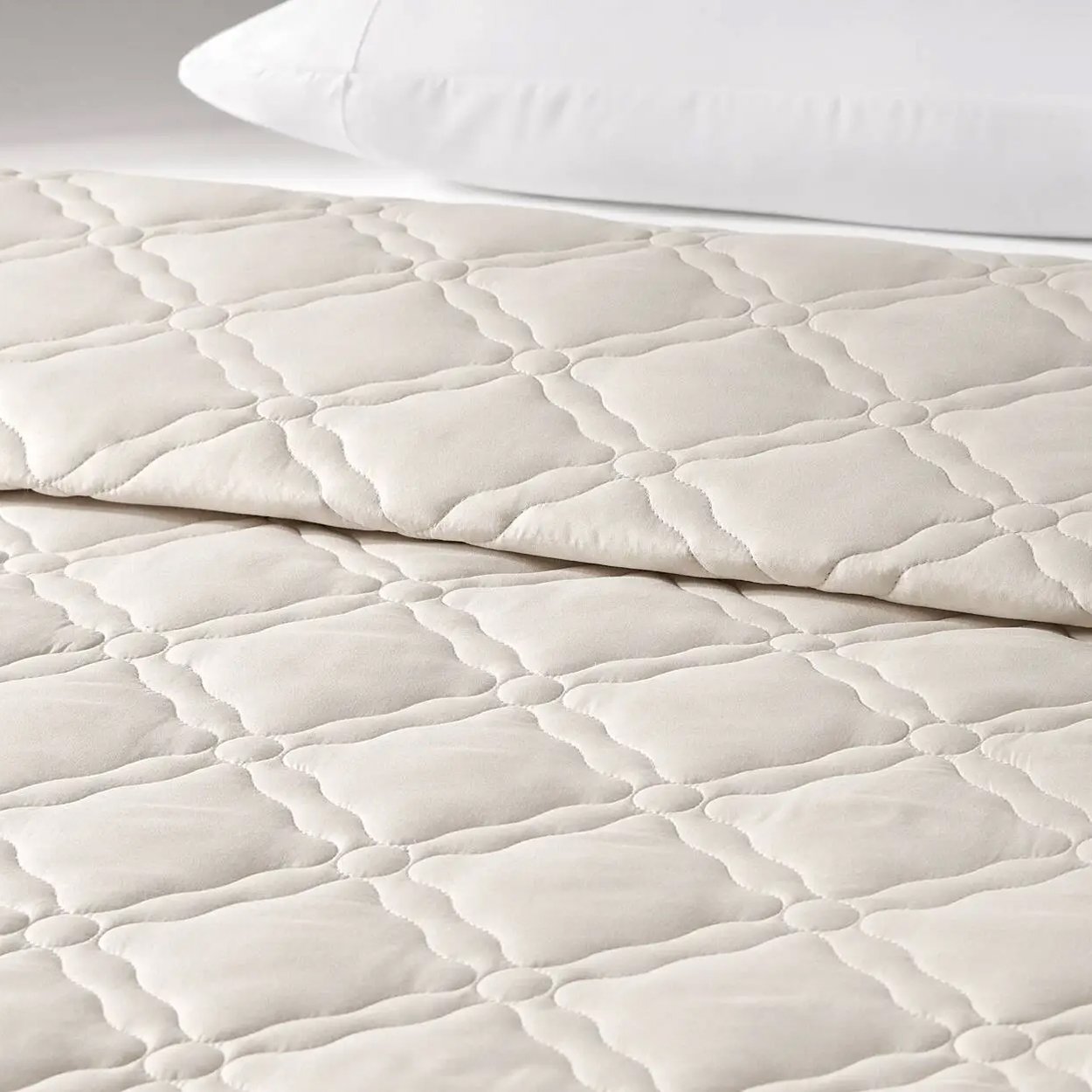 Bedspread-Chateau-OnBed-main.jpg