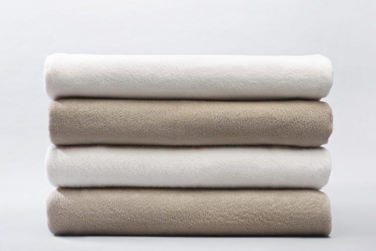 Stack of 4 100% polyester blankets wholesale in white and beige
