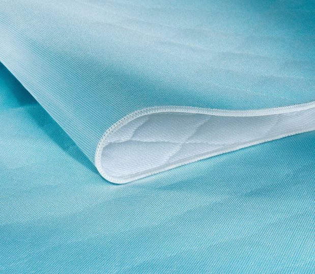 ComPly® Underpad features tri-component fabric that wicks fluid away from the patient and traps the fluid in a super-absorbent all-cotton lower ply.