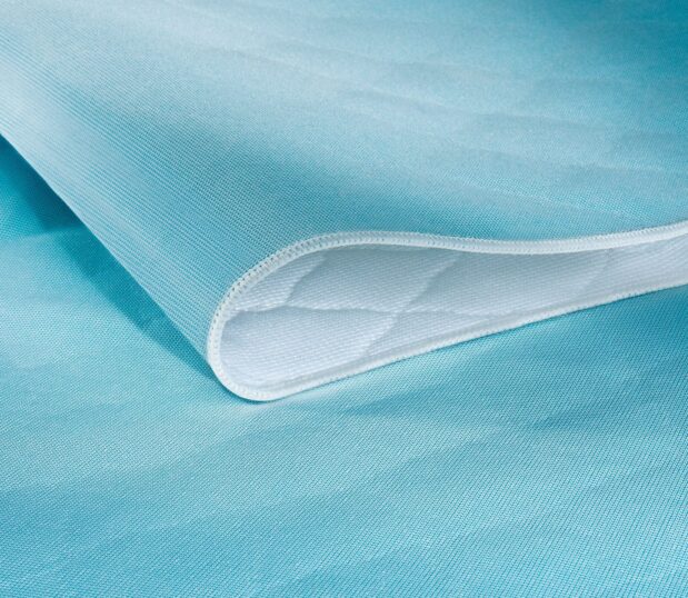 ComPly® Underpad features tri-component fabric that wicks fluid away from the patient and traps the fluid in a super-absorbent all-cotton lower ply.