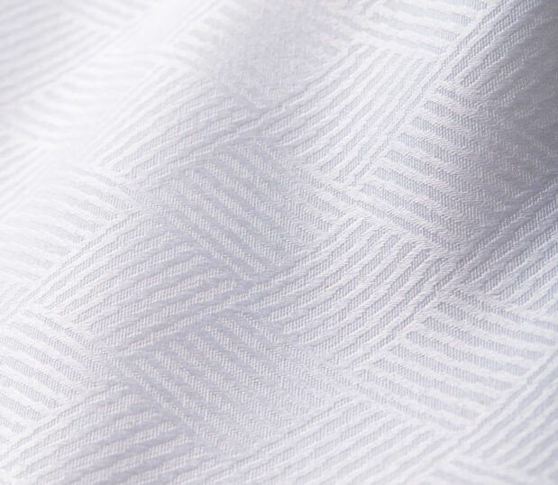 Detail of the white top cover Impressions in the woven Solitaire pattern.
