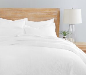 A Cumulus no iron duvet cover atop a plush hotel guest bed.